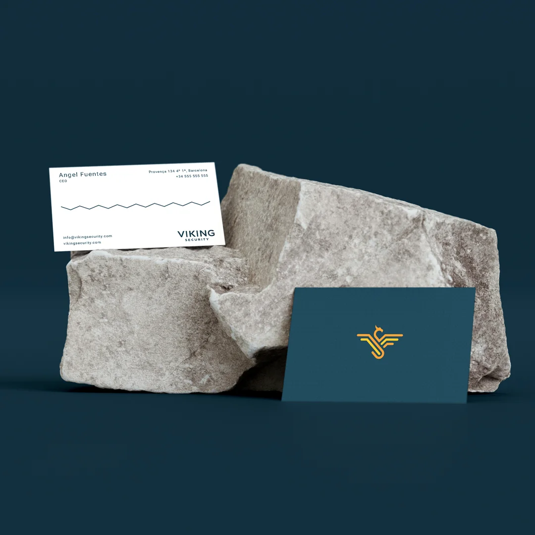 Tarjetas sobre piedra con logo Viking Security – branding corporativo para empresa de ciberseguridad