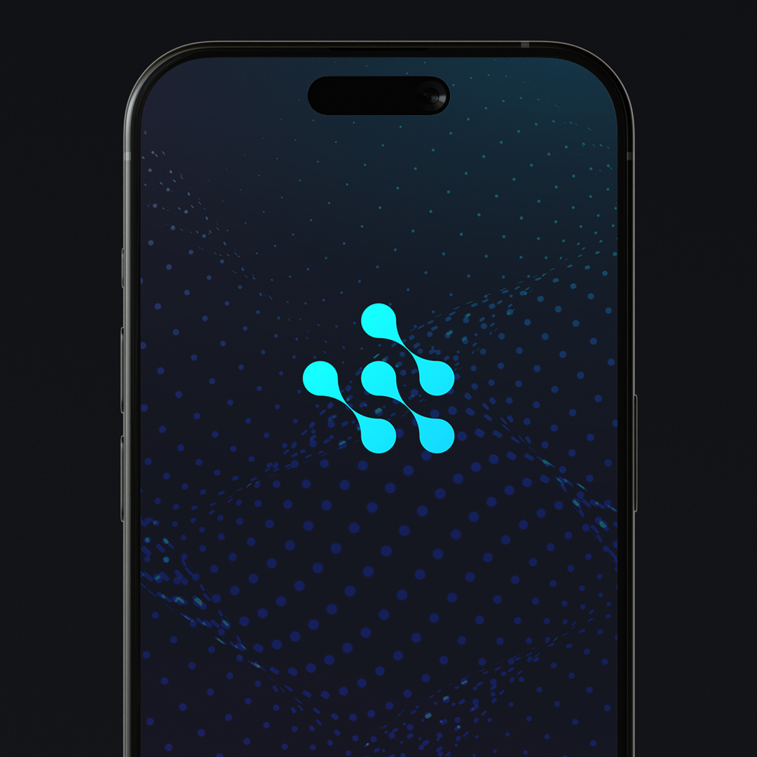 Presentación en smartphone con interfaz UI/UX y logotipo de Qunode, reforzando su identidad visual para tecnológica.