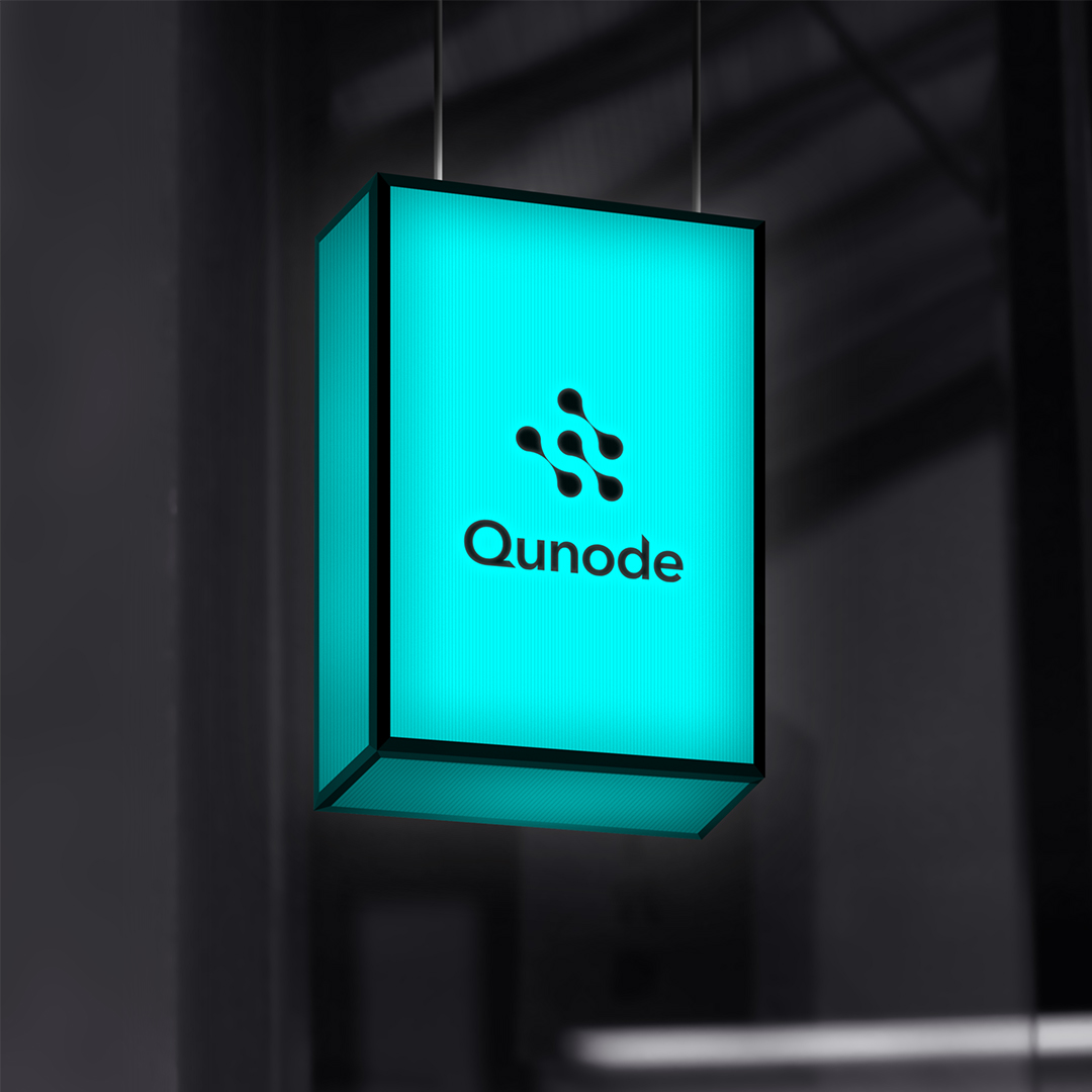 Rótulo luminoso con logotipo de Qunode e identidad visual para tecnológica en color turquesa.