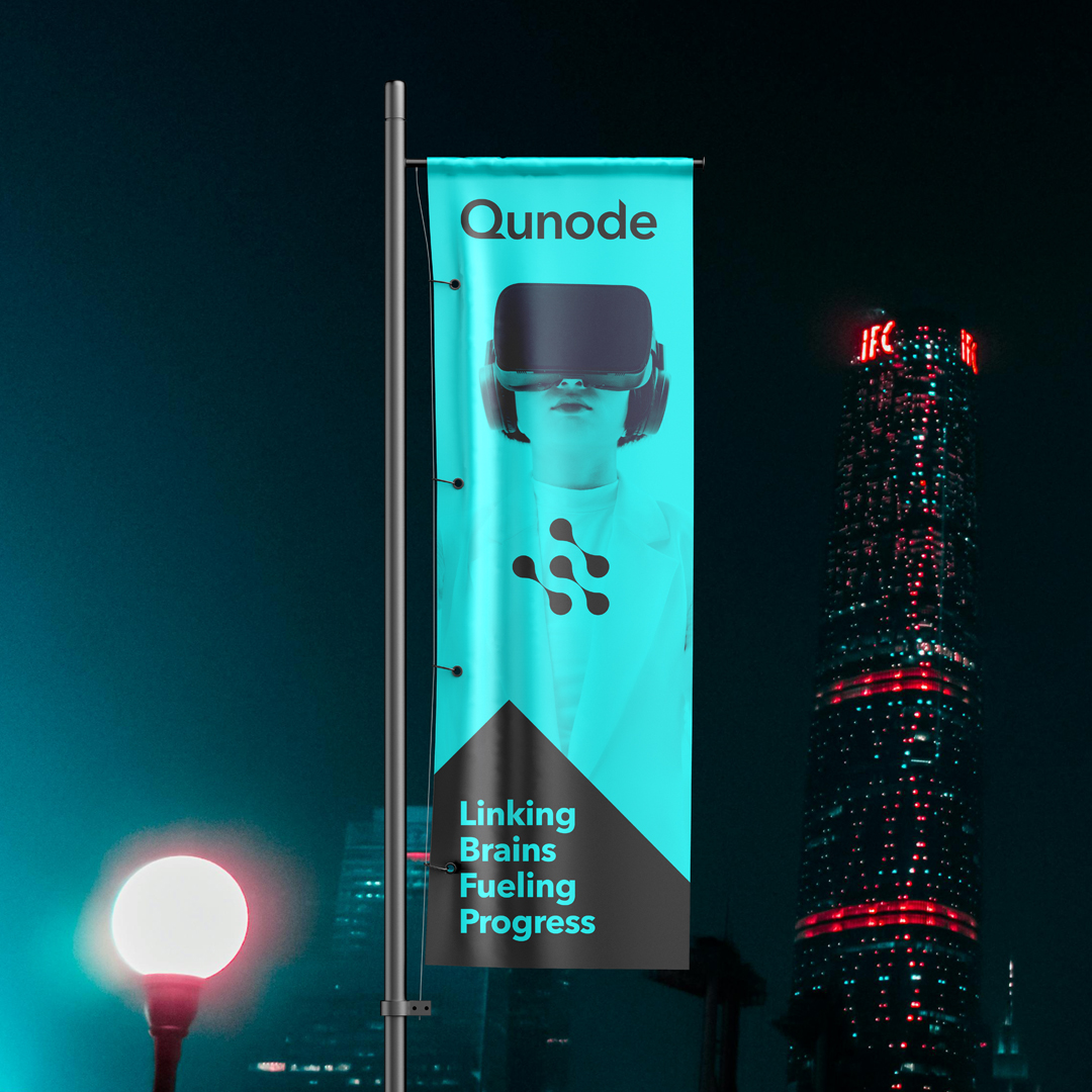 Bandera publicitaria con logotipo de Qunode e identidad visual para tecnológica en entorno urbano nocturno.