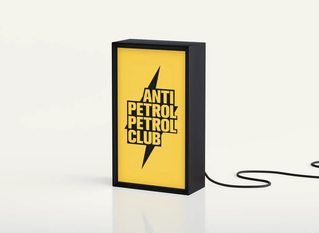 Identidad visual para podcast - Logotipo Anti Petrol Petrol Club con rayo central en amarillo y negro.