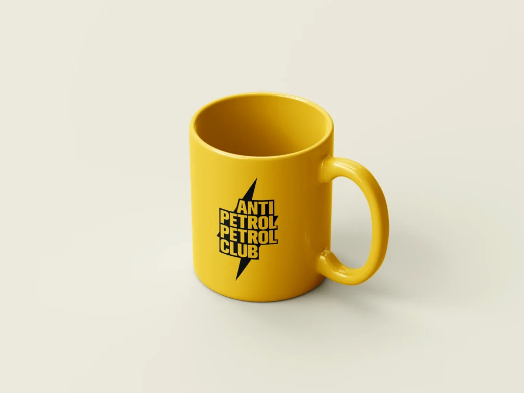 taza con Logotipo Anti Petrol Petrol Club con rayo central en amarillo y negro.
